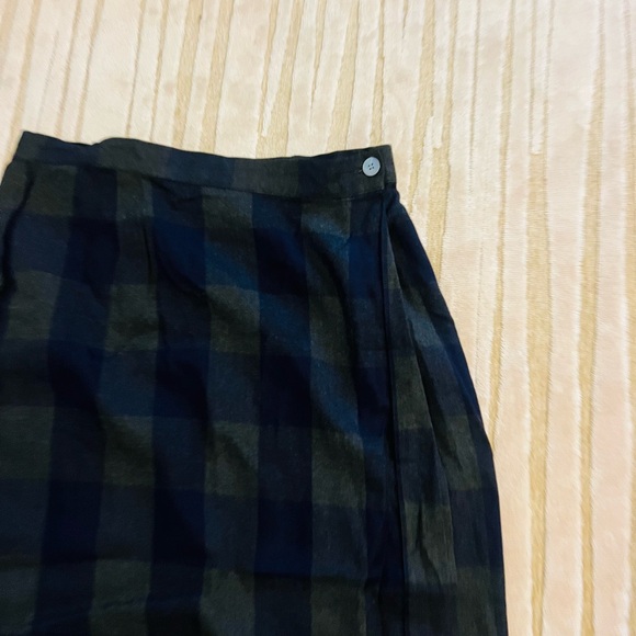 Like new gorgeous Gap size 14 green and black long Plaid Skirt - Picture 3 of 5